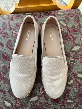Aldo size 8 low wedge loafers in an off white textured design. White sole
